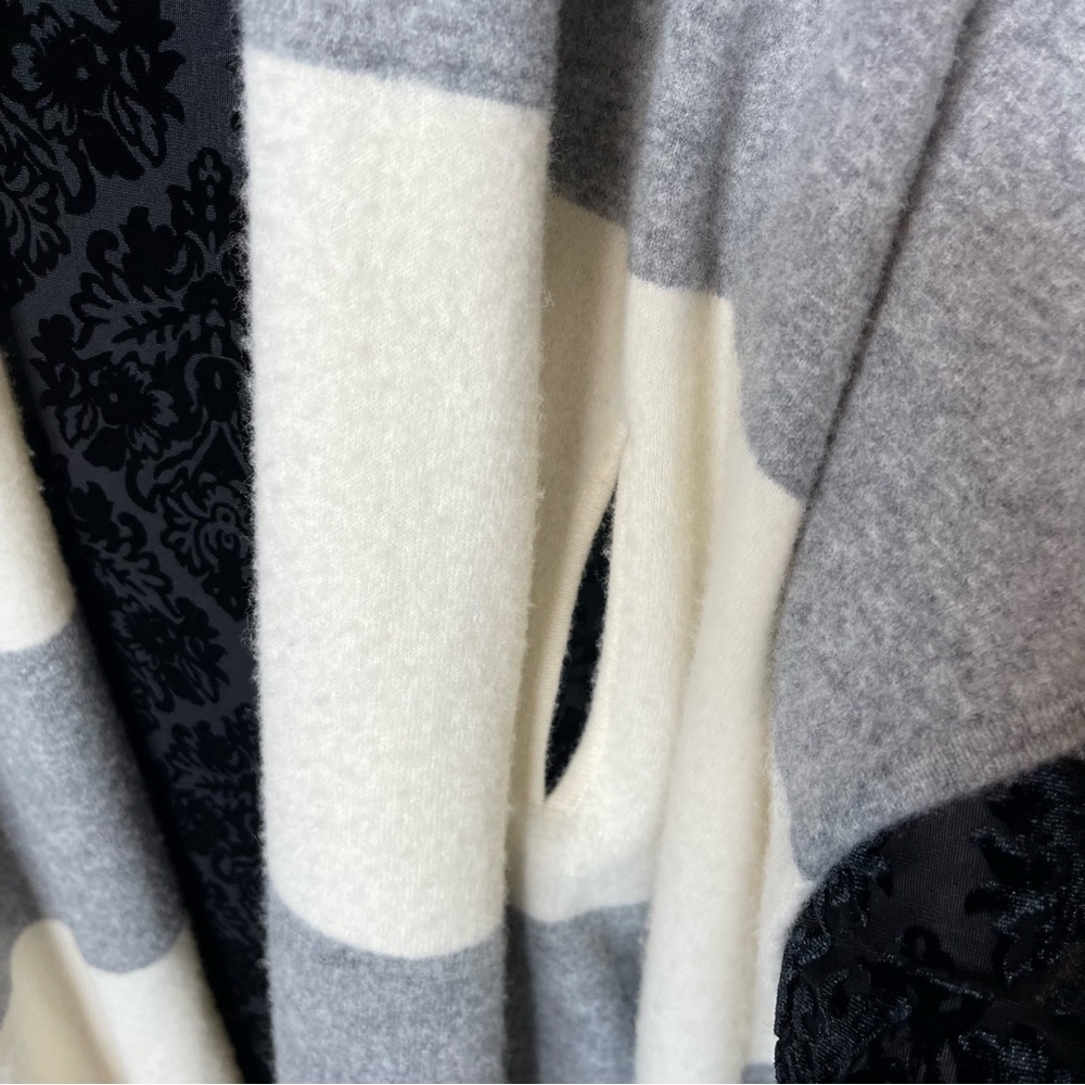 St. John Two-tone wrap cape poncho gray/ivory wool cashmere blend size PS - Picture 6 of 9